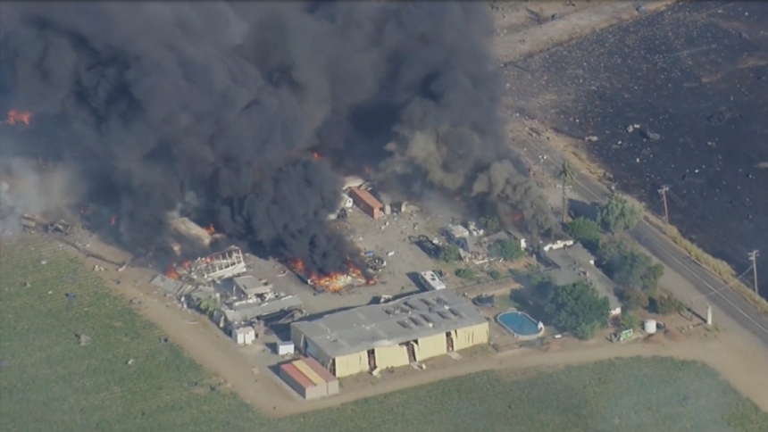 Una potente explosión sacudió la tarde de miércoles, 2 de julio, la localidad rural de Esparto, en el condado de Yolo, en California (EEUU), cuando un almacén de fuegos artificiales estalló repentinamente, desatando un incendio de gran magnitud.  