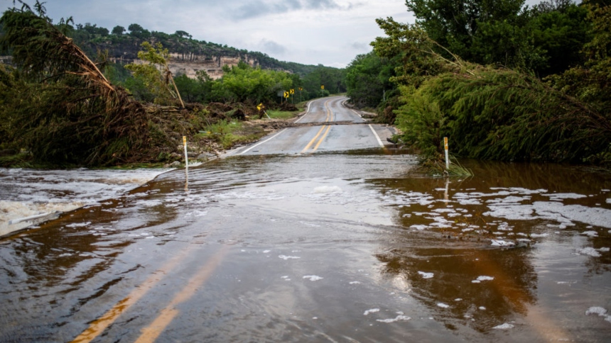 El sur de EEUU vuelve a estar en alerta para este fin de semana, según el Servicio Meteorológico Nacional (NWS, por sus siglas en inglés), emitió una advertencia por el riesgo de inundaciones repentinas en Texas y Nuevo México, dos estados que todavía no se recuperan de las devastadoras lluvias del 4 de julio. 
