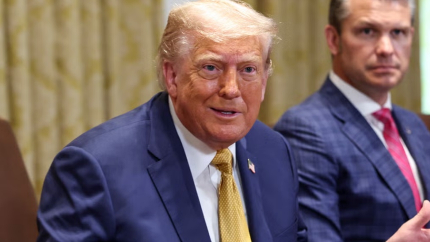 El presidente de EEUU, Donald Trump, firmó una orden ejecutiva que impone un arancel del 50 % a todos los productos provenientes de Brasil. 