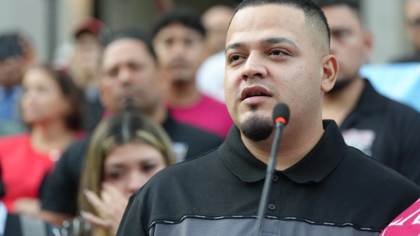 Agentes del Servicio de Inmigración y Control de Aduanas (ICE, por sus siglas en inglés) arrestaron este lunes, 25 de agosto, nuevamente a Kilmar Ábrego García, un migrante salvadoreño que había sido deportado por "error" a El Salvador a principios de año y devuelto en medio de mucha controversia a Estados Unidos.  