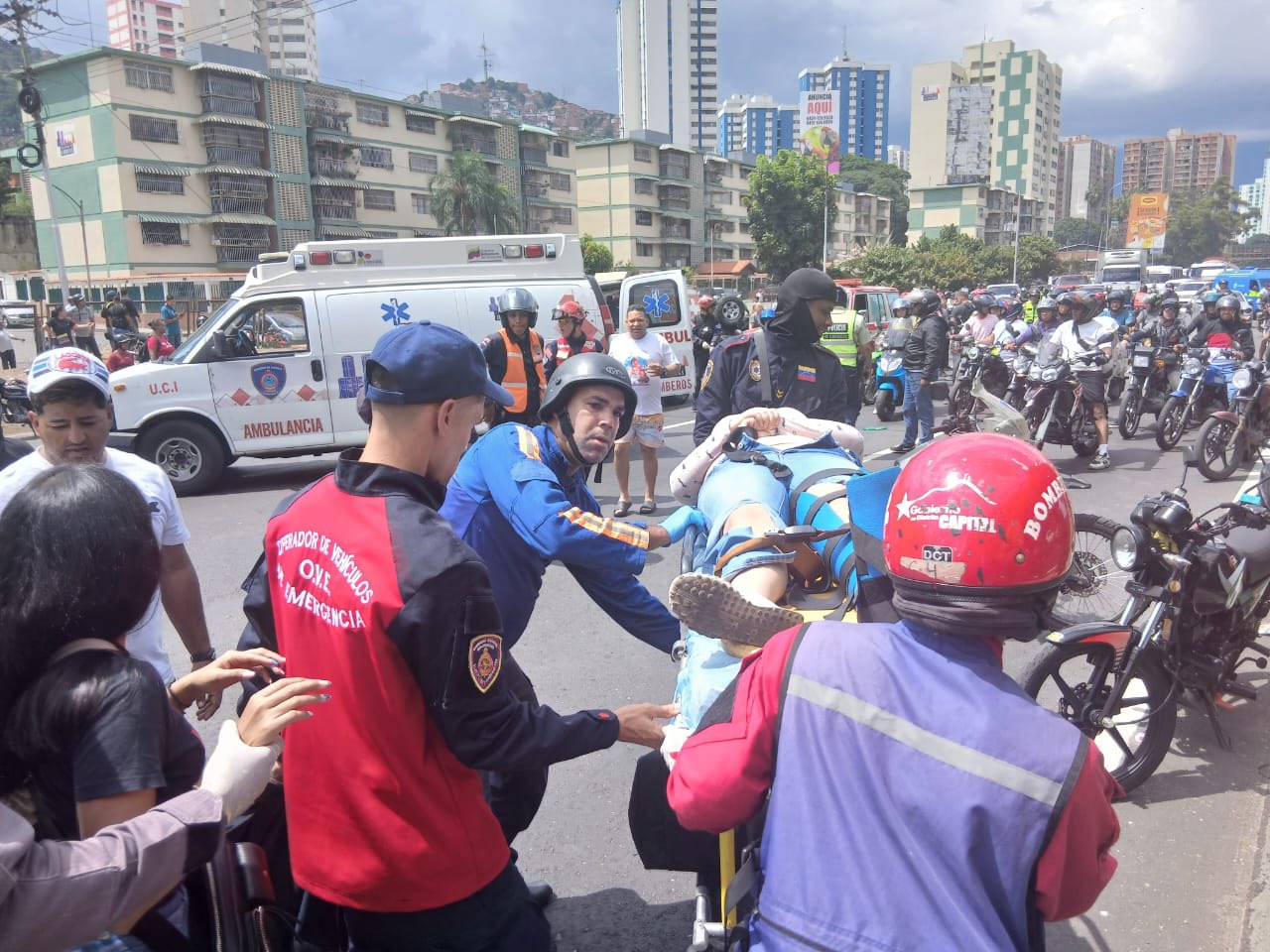 EN FOTOS: Aparatoso accidente en la Valle-Coche dejó al menos 11 heridos este 17Ago