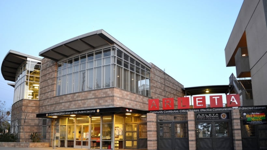 Un adolescente de 15 años con discapacidad significativa terminó arrestado a punta de pistola y esposado por agentes federales de inmigración frente a Arleta High School en Los Ángeles, California (EEUU). 