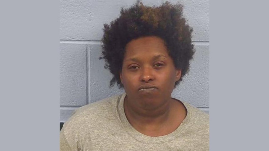 Una escena digna de una película de terror sacudió a la ciudad de Gadsden, en Alabama (EEUU), el pasado sábado, 9 de agosto, cuando el cuerpo sin vida de Blessence Pearl, una bebé de apenas un año, fue encontrado en la parte trasera de un carro fúnebre, junto a un ataúd vacío, en las instalaciones de la West Gadsden Funeral Home.  