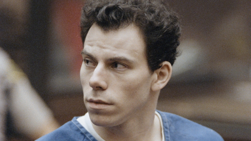 Erik Menéndez, uno de los hermanos condenados por el asesinato de sus padres en 1989, volvió recientemente al Centro Correccional Richard J. Donovan en San Diego, en California (EEUU) tras ser hospitalizado por complicaciones severas en ambos riñones.  