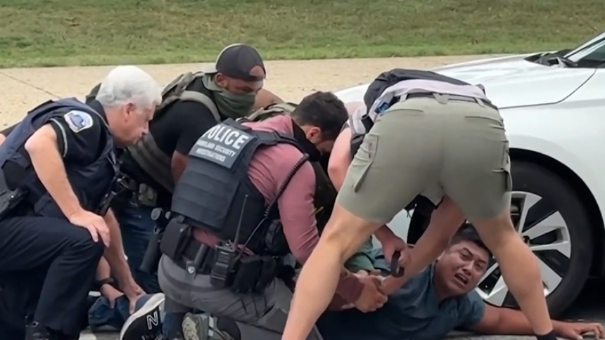 En una escena que estremeció a turistas y transeúntes en el National Mall de Washington D.C. (EEUU), David Pérez-Teofani, un hombre mexicano de 36 años, fue detenido por agentes federales mientras suplicaba entre lágrimas: “¡No debo nada!  