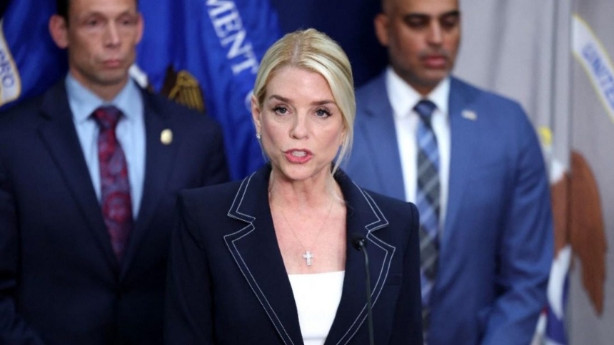 La fiscal general de EEUU, Pam Bondi, reveló este lunes, 25 de agosto, que el Departamento de Justicia está investigando los llamados “puentes aéreos”, las rutas clandestinas utilizadas por organizaciones criminales para trasladar droga "desde Venezuela y otros países latinoamericanos" hacia territorio estadounidense.  