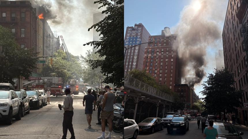 Una densa columna de humo negro se elevó sobre el cielo de Manhattan este viernes 15 de agosto, tras una explosión registrada en la azotea de un edificio residencial de siete pisos ubicado en la calle 95, entre las avenidas Primera y Segunda, en el Upper East Side de Nueva York (EEUU). 