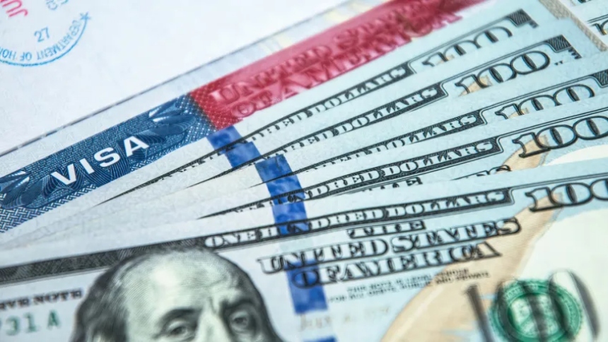 A partir del próximo 20 de agosto, viajar a EEUU podría convertirse en un lujo todavía más costoso para ciudadanos de ciertos países, luego de que el Departamento de Estado anunció un programa piloto que exigirá una fianza reembolsable de entre $5,000 y $15,000 a algunos solicitantes de visas B-1 (negocios) y B-2 (turismo). 