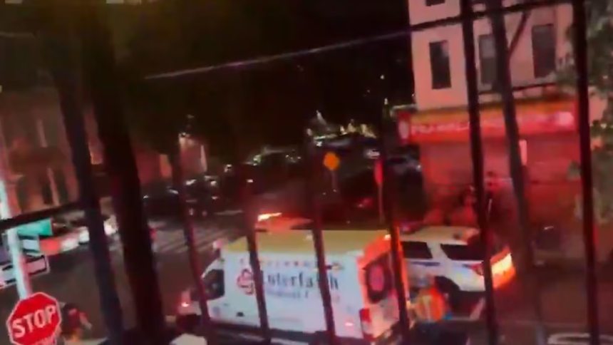 Buscan a culpable de tiroteo en bar de Nueva York que dejó al menos tres fallecidos y ocho heridos