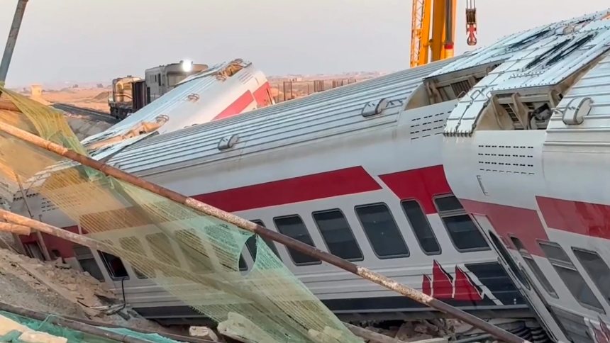 VIDEO: Descarrilamiento de tren de pasajeros dejó al menos tres fallecidos y más de 100 heridos en Egipto