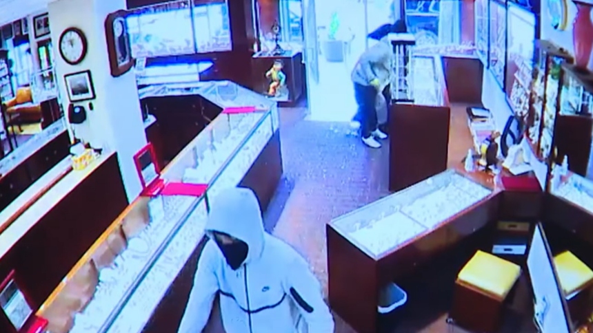 En un golpe tan veloz como impactante se ejecutó en EEUU, cuando cuatro ladrones enmascarados perpetraron un robo millonario en la joyería Menashe & Sons Jewelers, ubicada en West Seattle.  