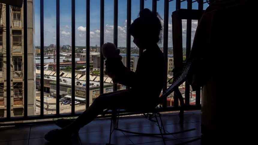 Abuelo y padrastro aberrados abusaron de una niña durante cinco años y ahora deberán pasar el resto de su vida en la cárcel