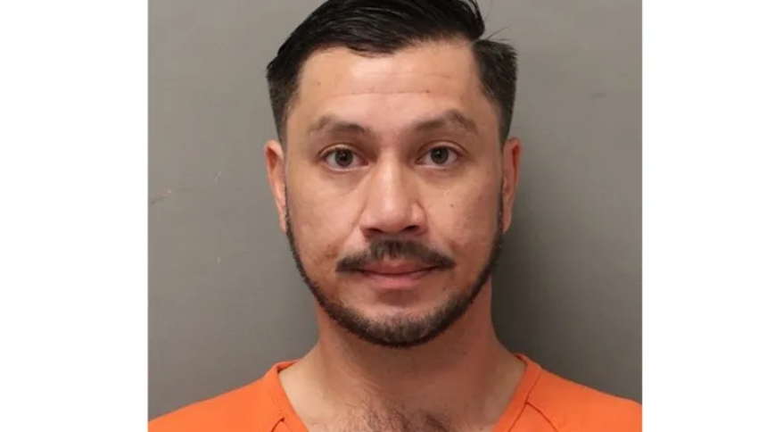 En un caso tan insólito como trágico, las autoridades del condado de Harris, en Texas (EEUU), confirmaron el arresto de Sean Odonnell, de 37 años, acusado de homicidio por la muerte de su amigo Aaron Prout, de 34 años y originario del Reino Unido.  