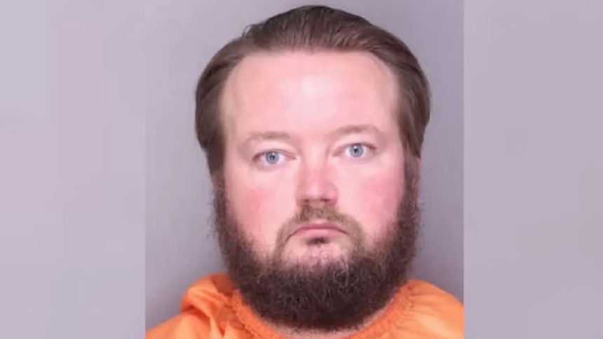 Un insólito y perturbador incidente sacudió la comunidad educativa de West Florence High School, en Carolina del Sur (EEUU), donde un profesor asistente terminó arrestado por rociar repetidamente un aerosol con olor a excremento en distintas áreas del edificio escolar.  