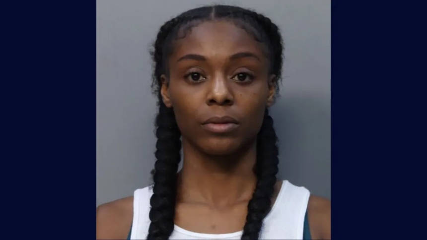 Una mujer de 25 años, identificada como Angelina Chenel Esty, terminó arrestada en Miami, en Florida (EEUU), tras ser acusada de liderar un esquema delictivo que consistía en drogar a hombres en bares para luego despojarlos de relojes de lujo, dinero en efectivo y otras pertenencias. 