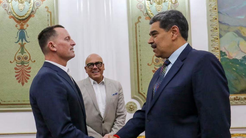En un giro inesperado dentro del complejo tablero geopolítico entre Estados Unidos y Venezuela, el enviado especial del presidente de EEUU, Donald Trump, Richard Grenell, ha defendido públicamente la vía diplomática como herramienta clave para resolver las tensiones con Nicolás Maduro, señalado por el país norteamericano como líder del Cartel de los Soles.  