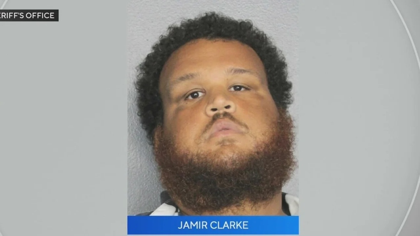 Un grave incidente sacudió a la comunidad educativa de la secundaria Blanche Ely en Pompano Beach, en Florida (EEUU), cuando el entrenador asistente de fútbol americano, identificado como Jamir Clarke, terminó arrestado por presuntamente agredir físicamente a tres estudiantes durante una práctica.  