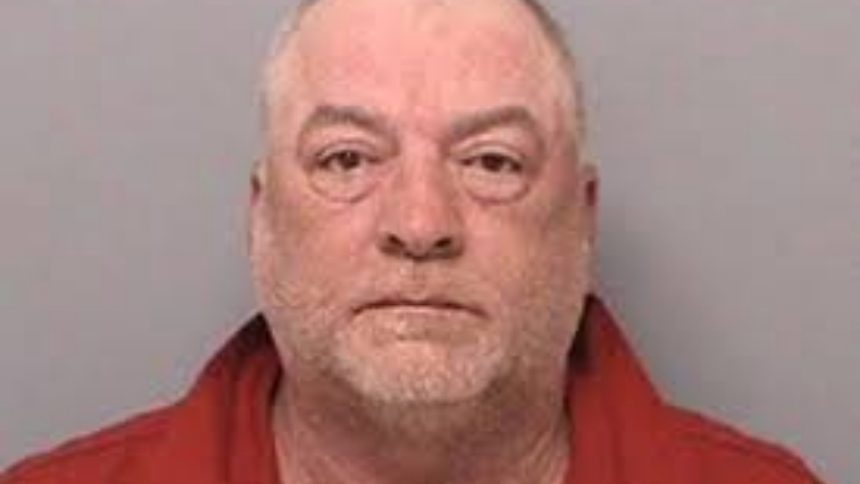 Lo que comenzó como una detención rutinaria por sospecha de homicidio terminó revelando una escena abrumadora para los agentes policiales, cuando John W. Finney, de 51 años, terminó arrestado en el estado de Illinois (EEUU) tras ser vinculado con la desaparición de su esposa, Amy J. Finney.  