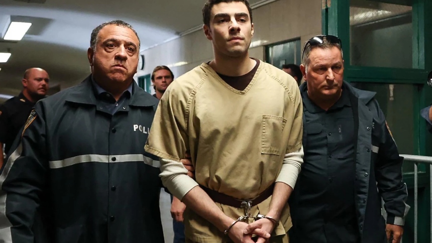 Un juez estatal de Nueva York (EEUU) desestimó este martes, 16 de septiembre, los cargos de terrorismo de estado contra Luigi Mangione, pero mantuvo los cargos de asesinato en segundo grado en relación con el asesinato en diciembre del director ejecutivo de UnitedHealthcare, Brian Thompson. 