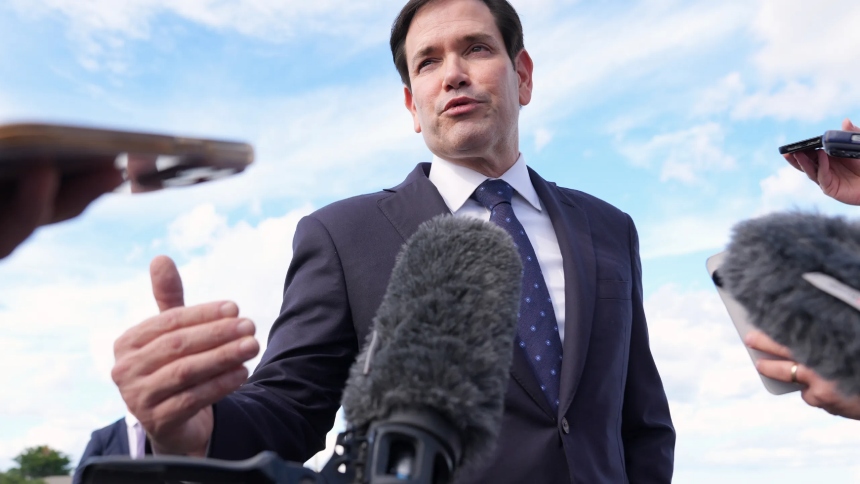 El secretario de Estado de Estados Unidos, Marco Rubio, advirtió este miércoles, 3 de septiembre, que podrían producirse más ataques militares contra embarcaciones vinculadas al Tren de Aragua y al denominado Cartel de los Soles, dos organizaciones venezolanas designadas como narcoterroristas por la administración del presidente de EEUU, Donald Trump. 