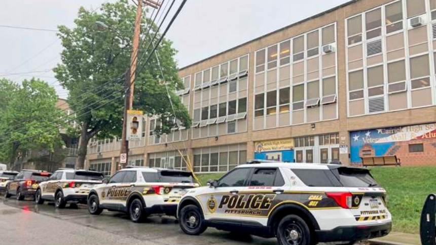 Una mañana que debía transcurrir con normalidad en la escuela secundaria Carrick de Pittsburgh, en Pensilvania (EEUU), se convirtió en escenario de una tragedia tras el apuñalamiento de tres estudiantes por otro adolescente.  