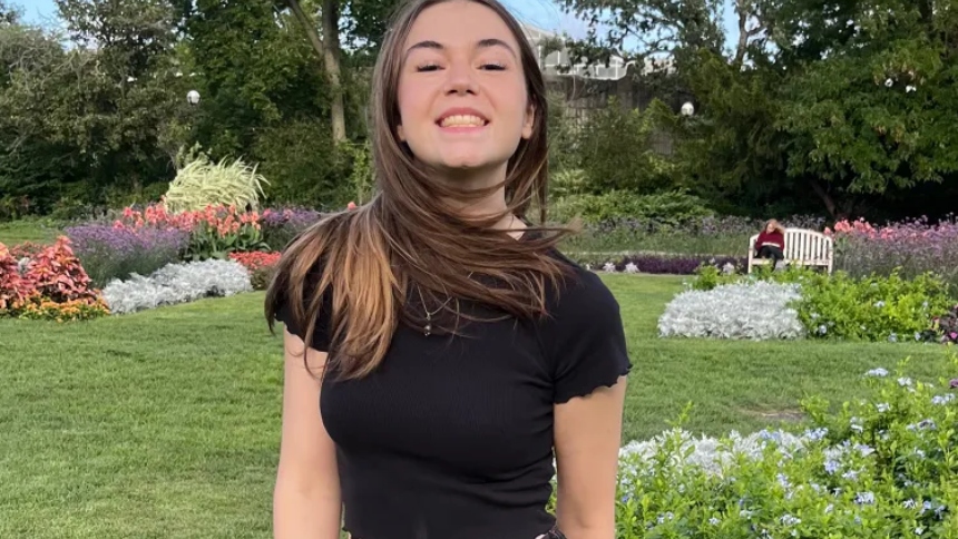 Una joven estudiante universitaria de Michigan (EEUU), Sarah Carroll, exnovia de un joven identificado solo Lincoln, fue brutalmente asesinada en un estacionamiento, en un caso que ha conmocionado a la comunidad local.  