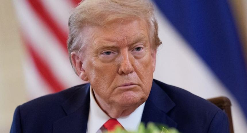 En declaraciones ofrecidas a bordo del Air Force One, el presidente de Estados Unidos, Donald Trump, negó este jueves, 18 de septiembre, haber mantenido conversaciones con miembros de su administración sobre un posible “cambio de régimen” en Venezuela.  