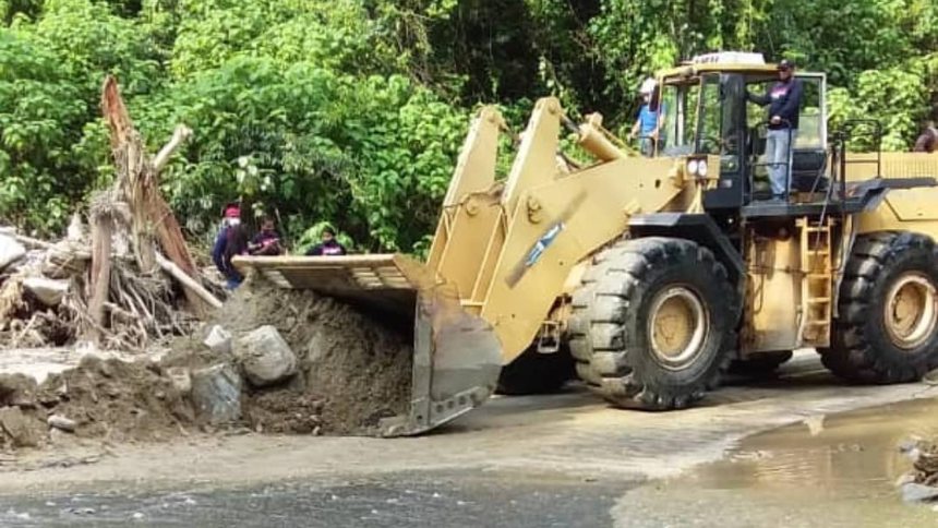 Habilitaron paso vehicular en vía de Ocumare de la Costa que había sido cerrada tras desbordamiento de ríos
