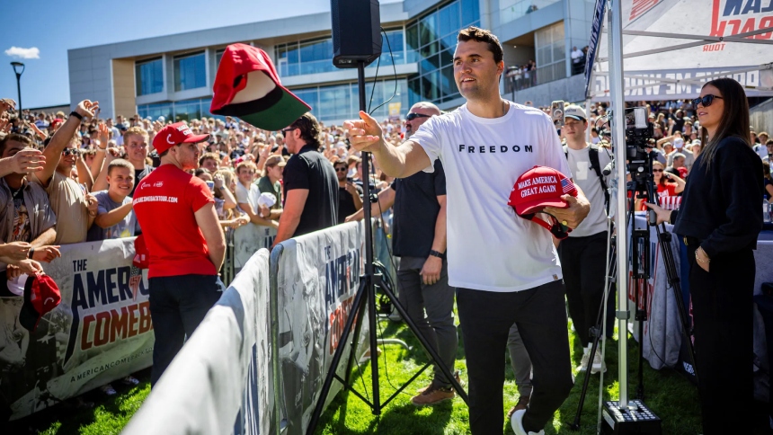El condado de Lake, en el centro del estado de Florida, se convirtió en el primero de Estados Unidos en rendir homenaje al comentarista conservador Charlie Kirk al nombrar una vía pública en su honor.