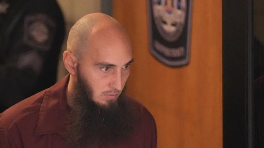 El hombre que provocó un incendio en la residencia del gobernador demócrata de Pensilvania (EEUU), Josh Shapiro, en Harrisburg, mientras él y su familia dormían, se declaró culpable de intento de asesinato y otros cargos. 