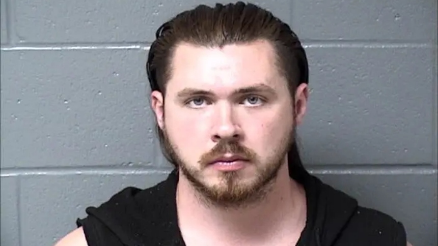 Derek López, un asistente de docencia de 27 años en la Universidad Estatal de Illinois, fue despedido luego de protagonizar un altercado durante un evento de Turning Point USA, organización conservadora estudiantil, y lo más grave, es que terminó arrestado por amenazar de muerte al presidente de los Estados Unidos, Donald Trump.