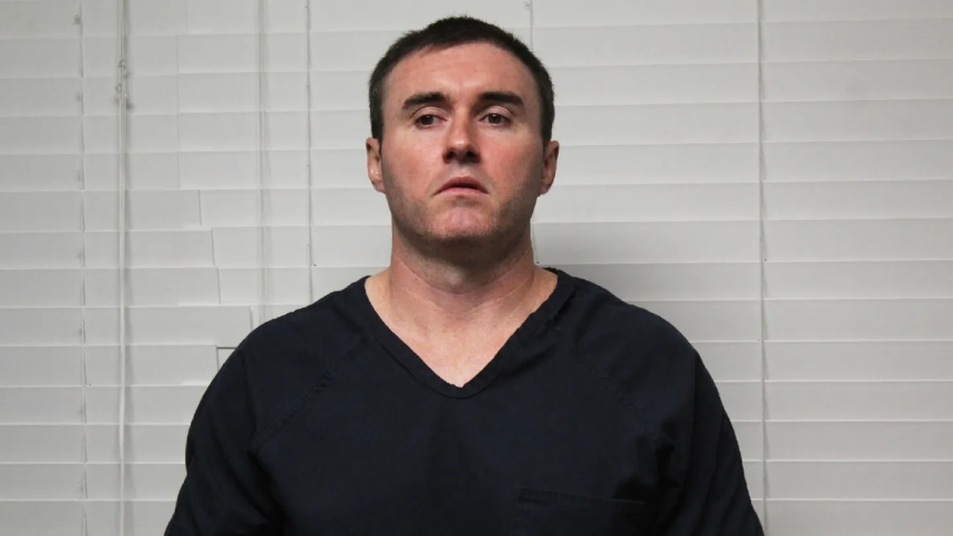 Una comunidad de Ozark, en Missouri (EEUU), se encuentra consternada tras el arresto de Derrick Alling, de 39 años, acusado de golpear brutalmente a su madre, Carolyn Alling, hasta causarle la muerte.  