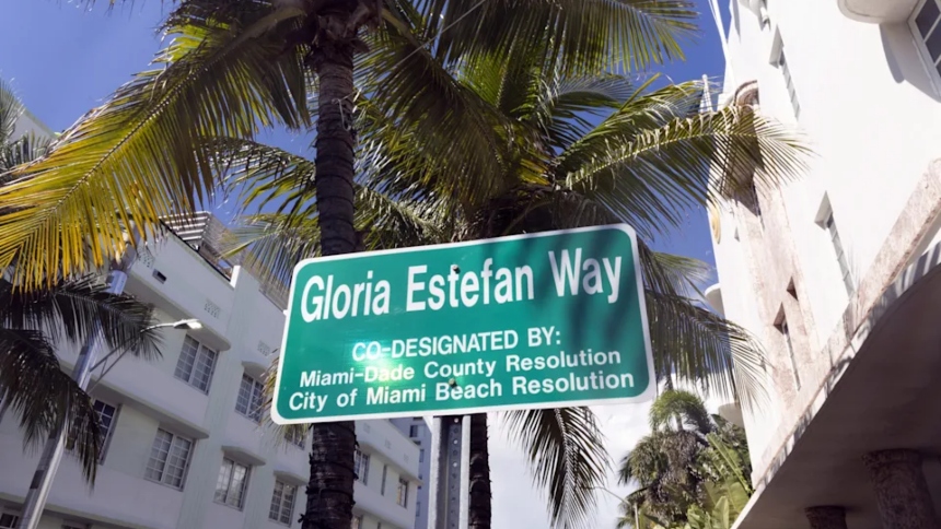 En una emotiva ceremonia, celebrada frente al histórico Hotel Cardozo, la ciudad de Miami Beach (EEUU) oficializó el cambio de nombre de una calle por el de la cantante cubanoestadounidense Gloria Estefan, ganadora de cuatro Grammys. 