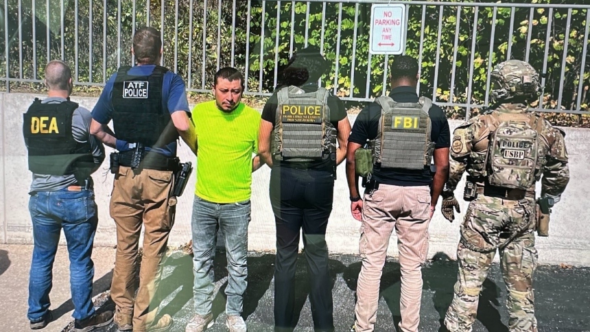Un hombre identificado como Juan Espinoza Martínez, presunto miembro de la pandilla Latin Kings y migrante indocumentado de origen mexicano, terminó arrestado en Illinois (EEUU), tras ser acusado de haber ofrecido una recompensa de hasta $10.000 de comandante de la Patrulla Fronteriza de EEUU.  