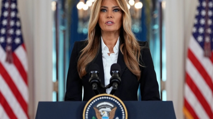 La primera dama de Estados Unidos, Melania Trump, anunció este viernes, 10 de octubre, que mantiene un “canal abierto de comunicación” con el presidente ruso, Vladímir Putin, enfocado en la repatriación de niños ucranianos desplazados por la guerra.