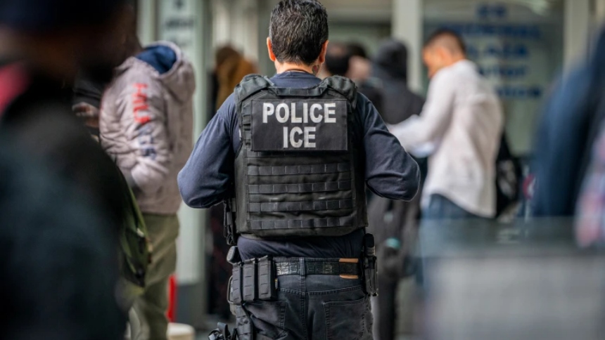 El hermano de un migrante chino, quien murió bajo custodia del Servicio de Inmigración y Control de Aduanas (ICE, por sus siglas en inglés), en Pensilvania (EEUU), presentó una demanda federal desde Queens, en Nueva York, exigiendo respuestas y transparencia sobre las circunstancias del fallecimiento.