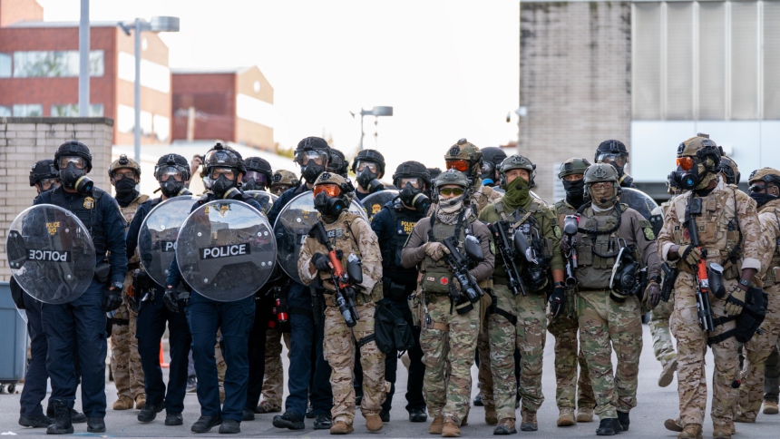Un tribunal federal de apelaciones autorizó al presidente de los Estados Unidos, Donald Trump, a desplegar la Guardia Nacional en Portland, en Oregon, en medio de tensiones por protestas contra sus políticas migratorias.  