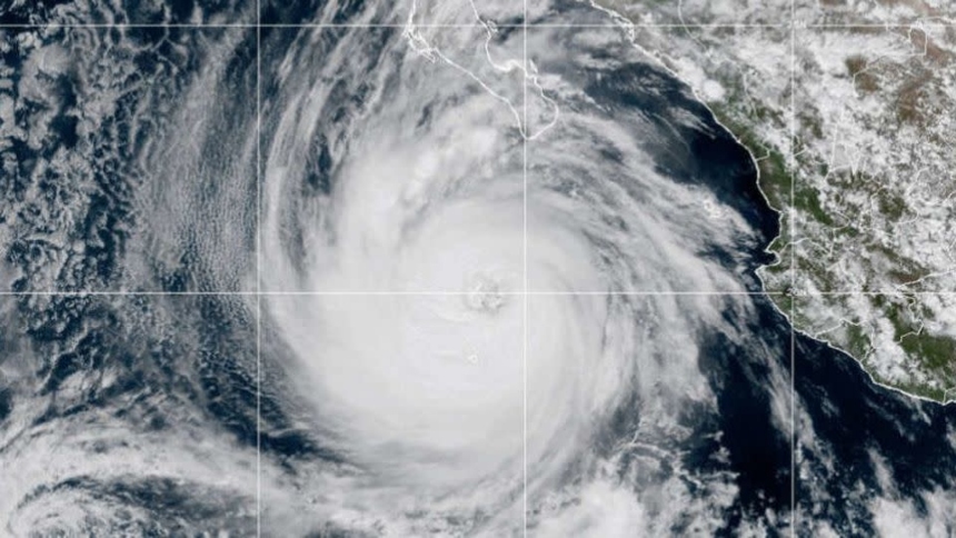 La tormenta tropical Priscilla, que recientemente se degradó desde la categoría de huracán, mantiene bajo alerta a varias regiones del suroeste de Estados Unidos.  