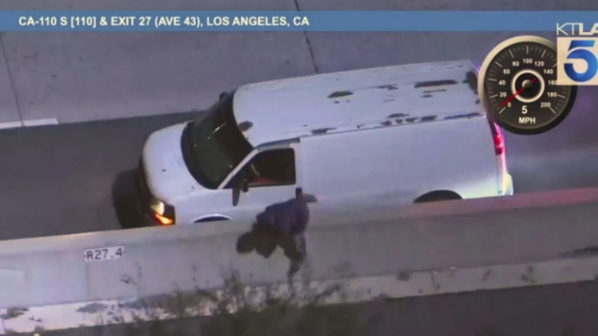 Una intensa persecución policial en Los Ángeles, en California (EEUU) terminó en tragedia, cuando un sospechoso al volante de una camioneta presuntamente robada fue atropellado fatalmente en plena autopista tras saltar del vehículo en movimiento. 