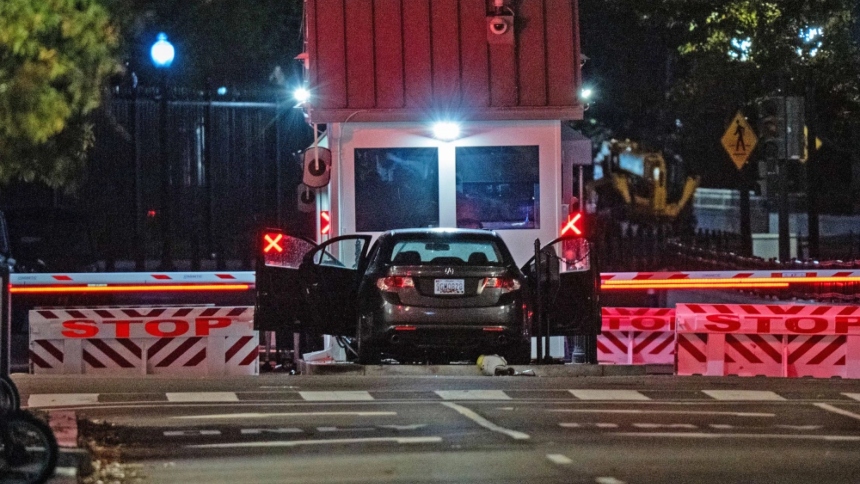 Un hombre terminó arrestado tras estrellar su carro contra una barrera de seguridad del Servicio Secreto cerca de la Casa Blanca.  