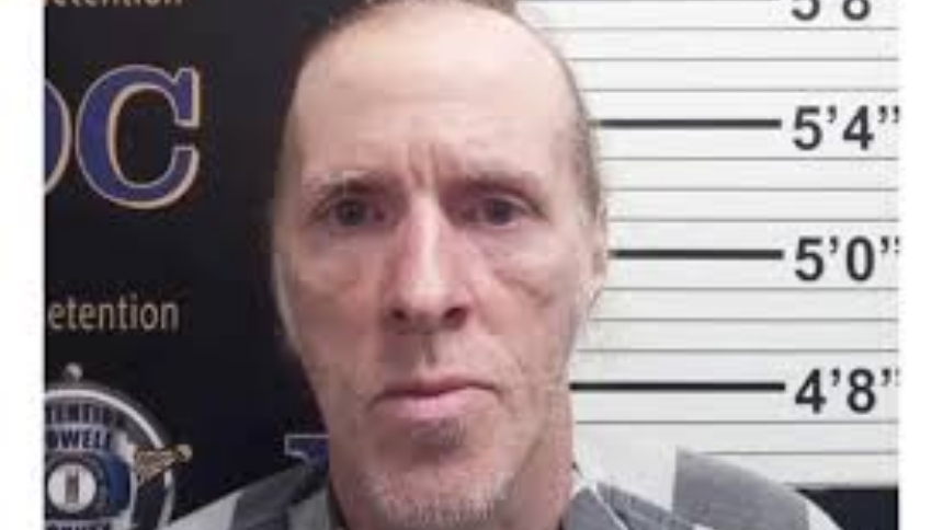 Un hombre en Kentucky (EEUU) terminó arrestado tras decorar su jardín con figuras que simulaban cuerpos de funcionarios públicos, lo que fue considerado una amenaza terrorista.  