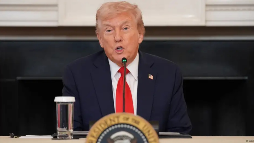 Durante una comparecencia en la Casa Blanca centrada en temas de seguridad interna, el presidente de los Estados Unidos, Donald Trump, fue sorprendido este miércoles, 8 de octubre, por una nota entregada por el secretario de Estado, Marco Rubio, en que se le informaba sobre el inminente acuerdo para el fin de la guerra entre Israel y Hamás.  