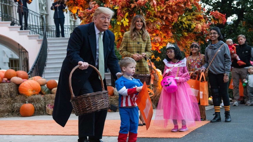 A pocas semanas de Halloween, la industria de disfraces en Estados Unidos enfrenta una crisis sin precedentes. Los aranceles impuestos por el presidente de EEUU, Donald Trump, sobre productos importados desde China han generado un aumento récord en los precios de máscaras, disfraces y accesorios, afectando tanto a fabricantes como a consumidores.  