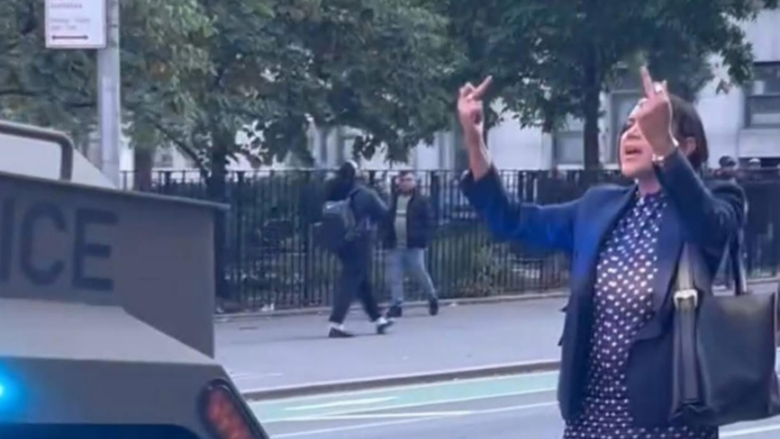 En una escena que se hizo viral en redes sociales, una mujer en tacones y con su cartera en mano se plantó frente a un vehículo blindado del Servicio de Inmigración y Control de Aduanas (ICE, por sus siglas en inglés) en Nueva York (EEUU), impidiendo su paso durante un operativo en de Lafayette y Canal Street en Chinatown. 