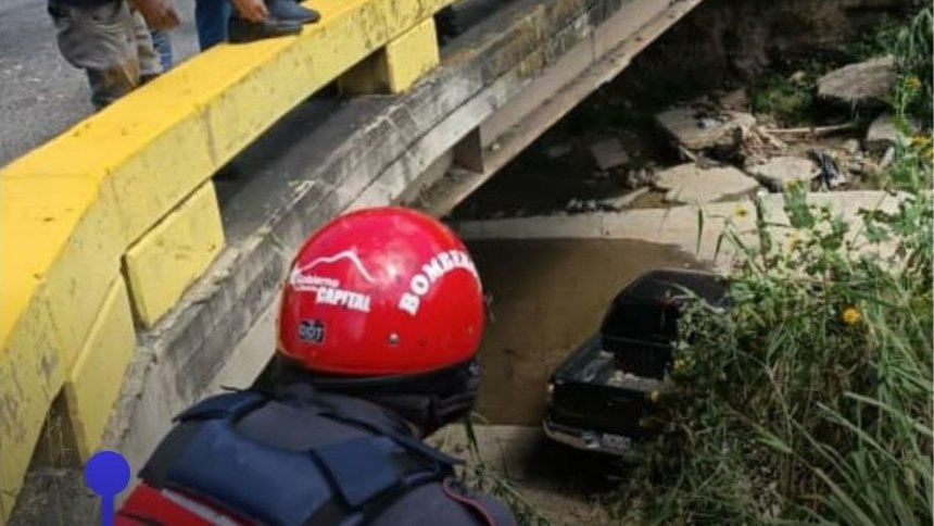 VIDEO: Camioneta cayó al río Guaire tras atropellar a una persona en Caricuao
