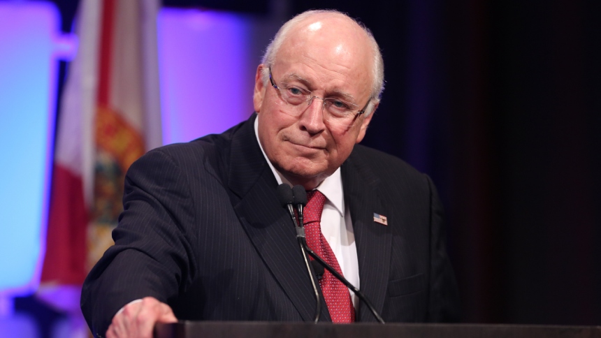 Dick Cheney, exvicepresidente de Estados Unidos y figura clave en la política contemporánea, falleció a los 84 años debido a complicaciones de neumonía y problemas cardiovasculares. Su legado, marcado por decisiones trascendentales en política exterior y seguridad nacional, deja una huella profunda en la historia reciente del país. 