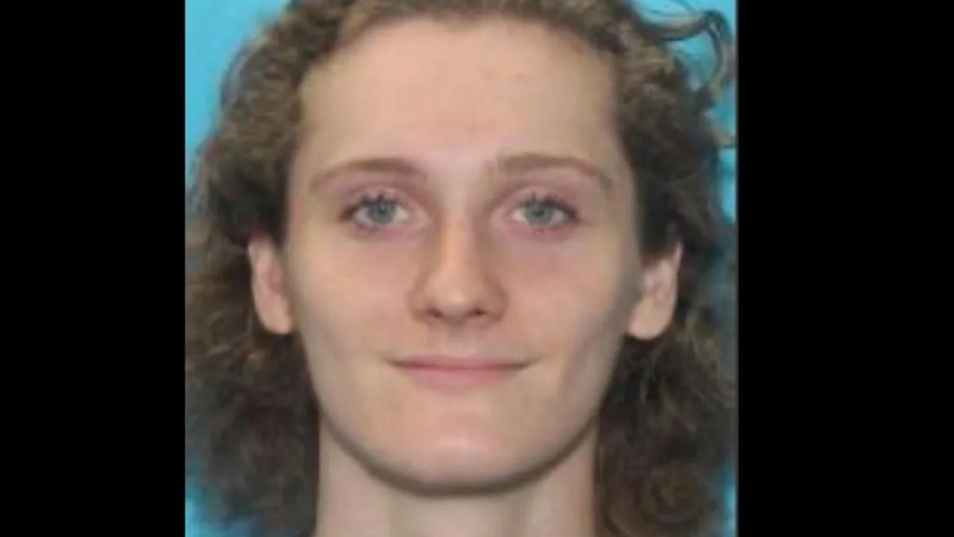 En un caso que tiene impactados a los residentes de Carolina del Norte (EEUU), Dominic Liam Connelly, de 24 años, se encuentra prófugo tras ser acusado de cometer una serie de crímenes violentos que incluyen el asesinato de su abuela, el incendio de su vivienda y el apuñalamiento de un agente del orden.  