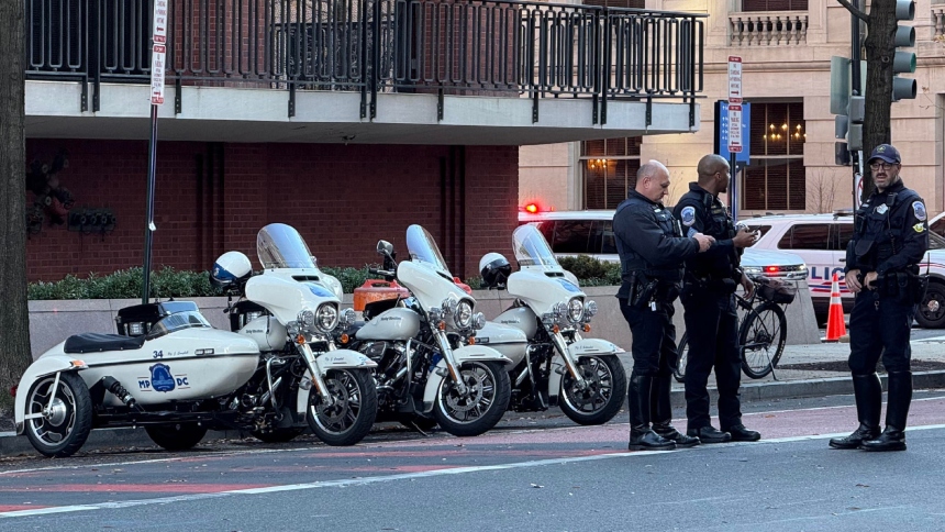 Dos agentes de la Guardia Nacional de EEUU murieron este miércoles tras resultar heridos en un tiroteo cerca de la Casa Blanca, en el que fue arrestada una persona que se encuentra en estado crítico. 