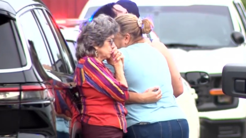 Una escena de violencia estremeció este jueves, 6 de noviembre, el complejo residencial Lago Grande en Hialeah, en Florida (EEUU), donde un hombre asesinó a su esposa y posteriormente se quitó la vida en un aparente caso de homicidio-suicidio. 