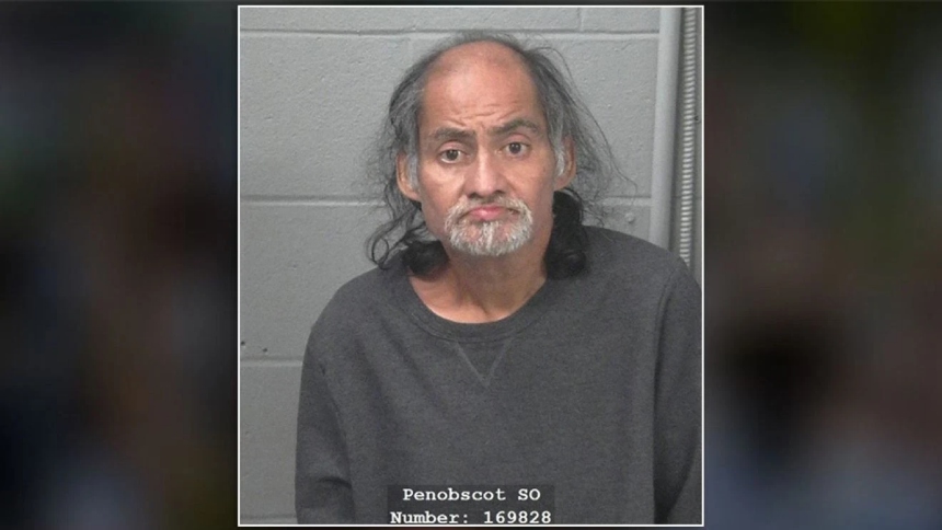 Un insólito episodio que se registró en Maine (EEUU) generó sorpresa, cuando un hombre irrumpió en una casa por la ventana del baño, abrió los regalos de Navidad y terminó dormido en el sofá, hasta ser arrestado por la policía. 